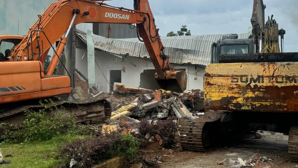 Lực lượng chức năng thực hiện cưỡng chế 6 trường hợp ở xã Dương Tơ, TP Phú Quốc. Ảnh: Phú Quốc