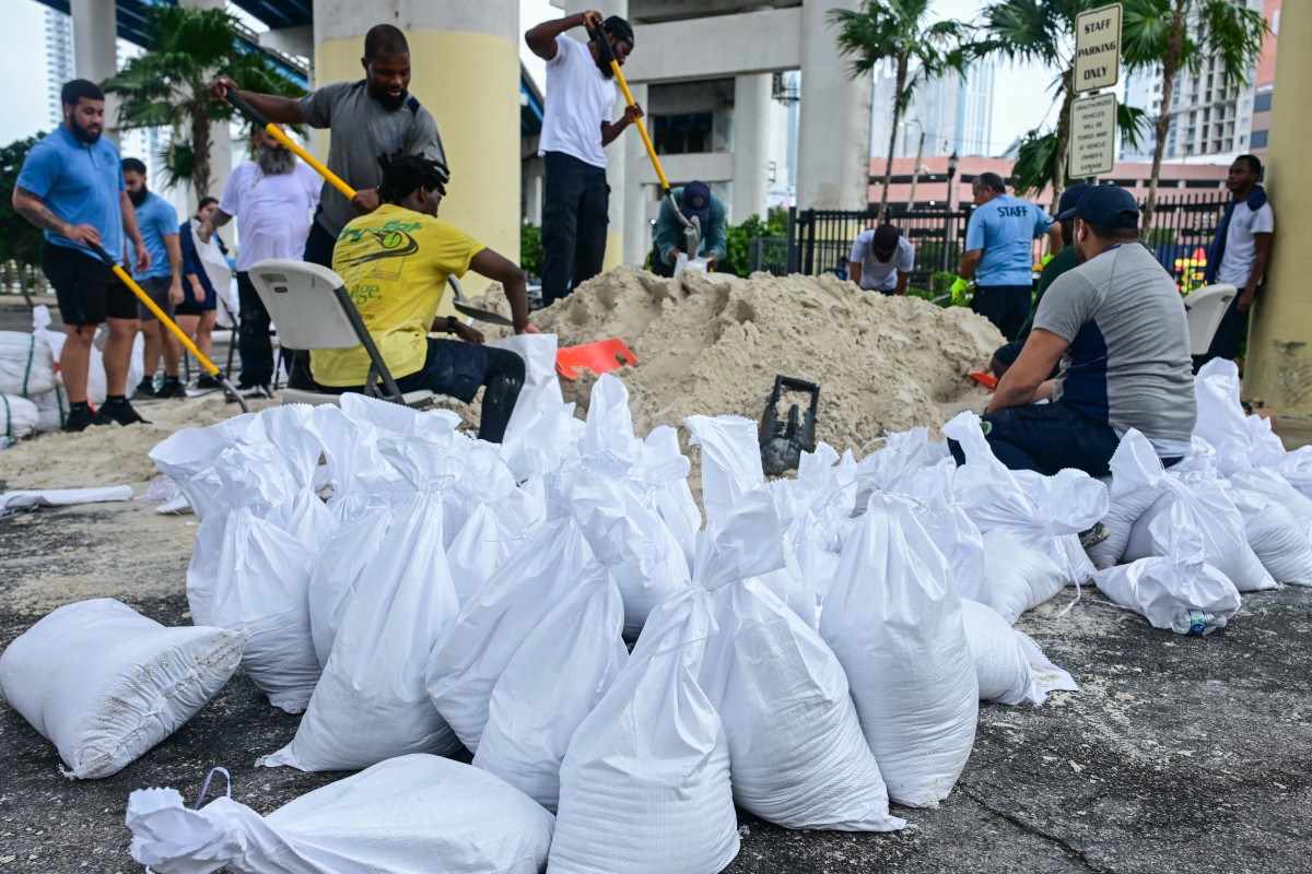 Các tình nguyện viên từ thành phố Miami lấp đầy bao cát để giúp người dân chuẩn bị cho cơn bão Milton đổ bộ vào Miami, Florida vào ngày 7 tháng 10 năm 2024. Thống đốc Florida đã ban bố tình trạng khẩn cấp vào thứ Bảy khi các nhà dự báo cảnh báo rằng cơn bão Milton dự kiến ​​sẽ đổ bộ vào đất liền vào cuối tuần này. Ảnh: AFP