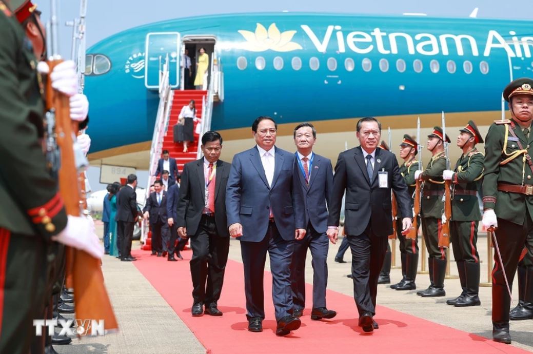 Welcoming ceremony for Prime Minister Pham Minh Chinh at Wattay International Airport in Vientiane (Laos). Photo: VNA