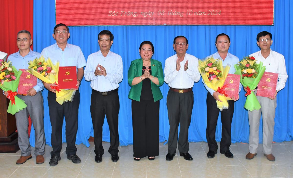 Bà Hồ Thị Cẩm Đào - Phó Bí thư Thường trực Tỉnh ủy Sóc Trăng - tặng hoa chúc mừng các cán bộ được điều động, luân chuyển, bộ nhiệm. Ảnh: Hải Hà