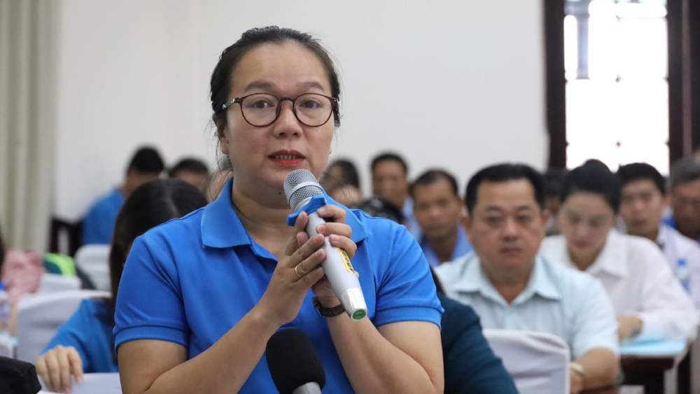 Cử tri đại diện của Công đoàn cơ sở Công ty TNHH Hwaseung Rạch Giá nêu ý kiến, đề xuất. Ảnh: Nguyên Anh