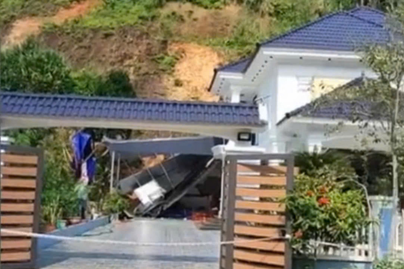 Đất đá sạt lở từ trên đồi gây hư hỏng nhà dân ở xã Bảo Nhai. Ảnh: Người dân cung cấp