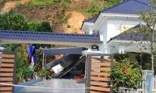 Đất đá sạt lở từ trên đồi gây hư hỏng nhà dân ở xã Bảo Nhai. Ảnh: Người dân cung cấp