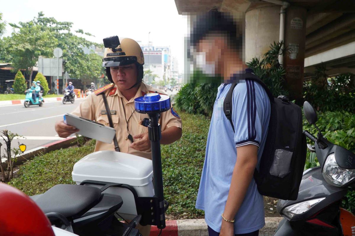 T.N working with traffic police. Photo: Nguyen Chan