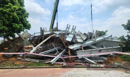 Lực lượng chức năng đang khẩn trương trục vớt kết cấu cầu Phong Châu bị sập và các phương tiện dưới sông. Ảnh: Tô Công.