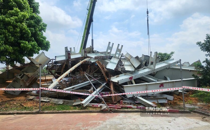 Authorities are urgently salvaging the collapsed Phong Chau bridge structure and vehicles under the river. Photo: To Cong.
