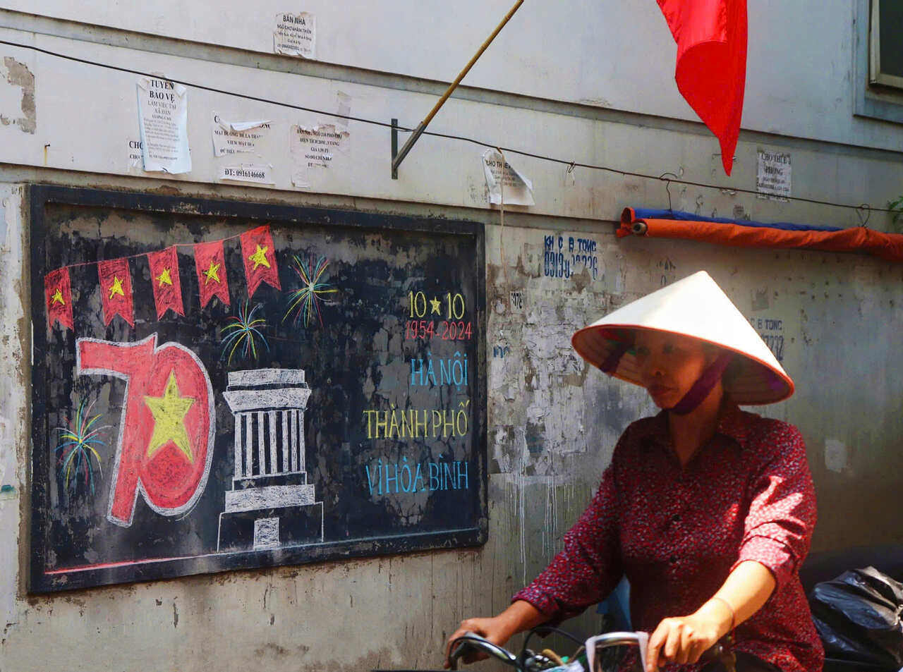 Ghi nhan tai phuong Phuong Lien (Dong Da, Ha Noi), cac bang tin cua 19 to dan pho tren dia ban phuong deu duoc trang tri nhung khau hieu de chao mung ngay Giai phong Thu do.