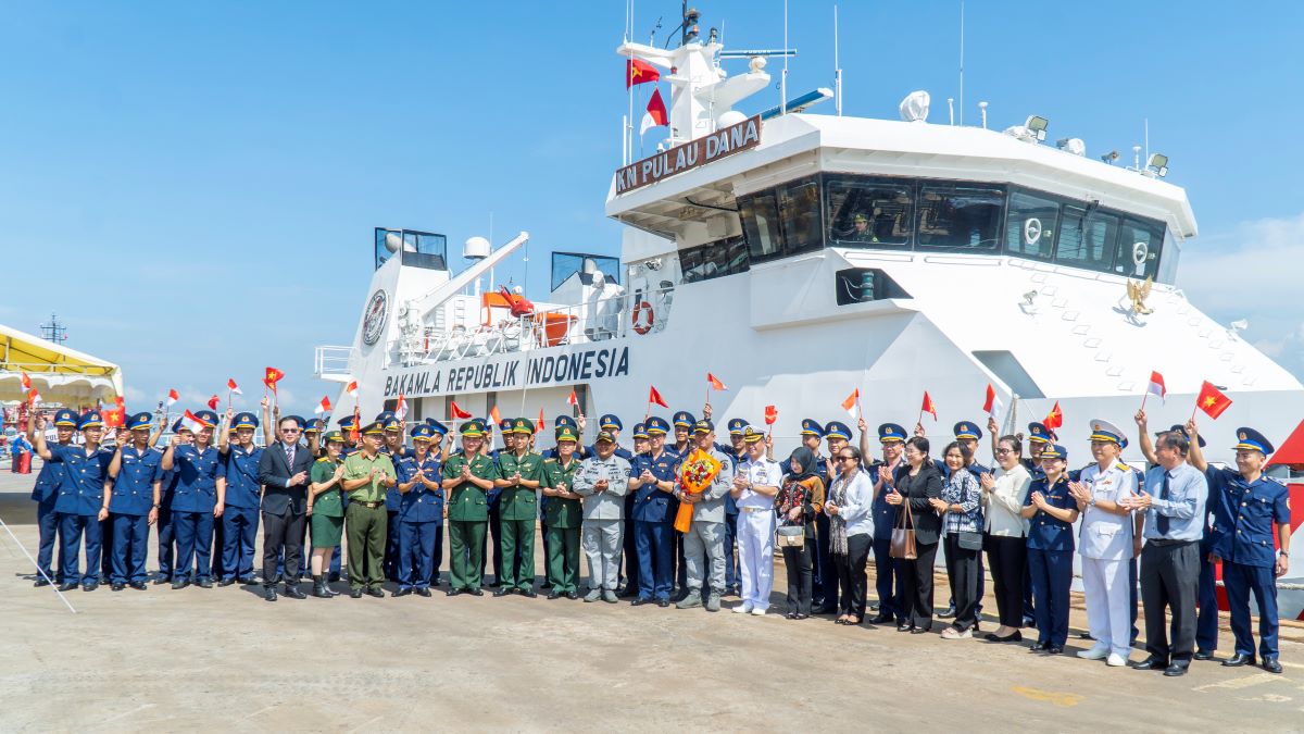 Taking a souvenir photo after the Indonesian Coast Guard ship safely docked. Photo: Manh Thang.