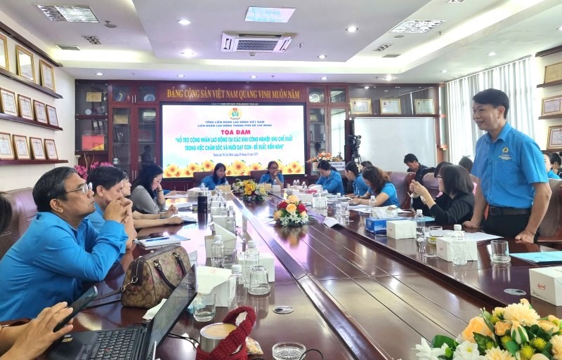 Union officials speak at the seminar “Supporting workers in industrial parks and export processing zones in child care and education – proposals and recommendations” organized by the Vietnam General Confederation of Labor and the Ho Chi Minh City Labor Federation. Photo: Duc Long