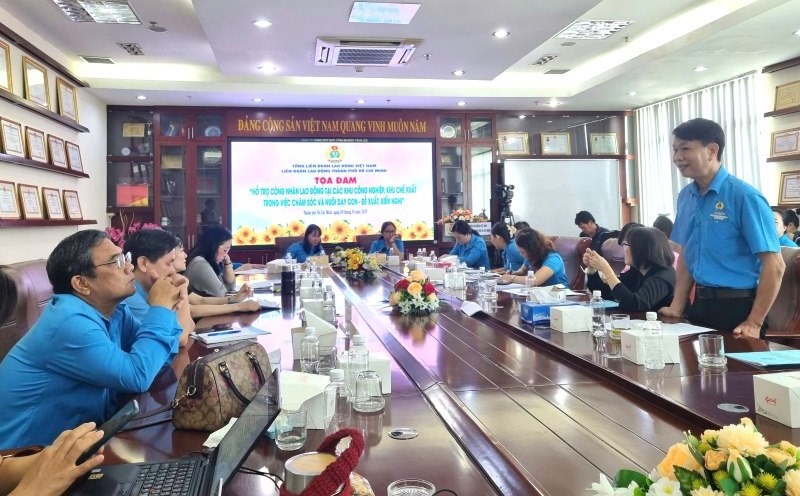 Union officials speak at the seminar “Supporting workers in industrial parks and export processing zones in child care and education – proposals and recommendations” organized by the Vietnam General Confederation of Labor and the Ho Chi Minh City Labor Federation. Photo: Duc Long