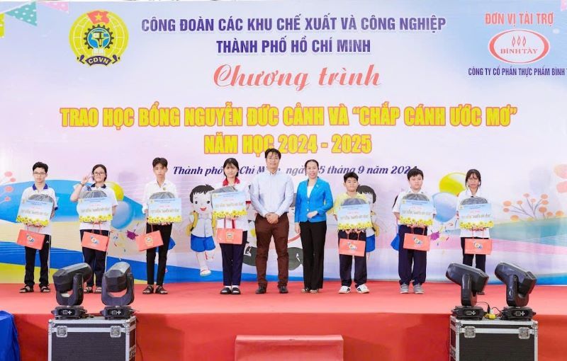 Cong doan cac Khu che xuat va khu cong nghiep TPHCM trao hoc bong Nguyen Duc Canh va “Chap canh uoc mo” cho con cong nhan lao dong. Anh: Duc Long