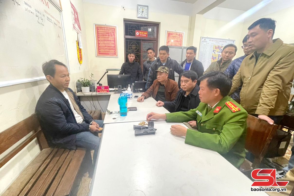 Colonel Tran Thanh Son - Deputy Director of Son La Provincial Police - took statements from drug traffickers. Photo: sonla.gov.vn