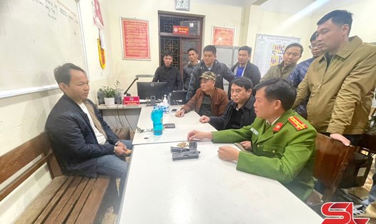 Đại tá Trần Thanh Sơn - Phó Giám đốc Công an tỉnh Sơn La - lấy lời khai đối tượng buôn ma túy. Ảnh: sonla.gov.vn