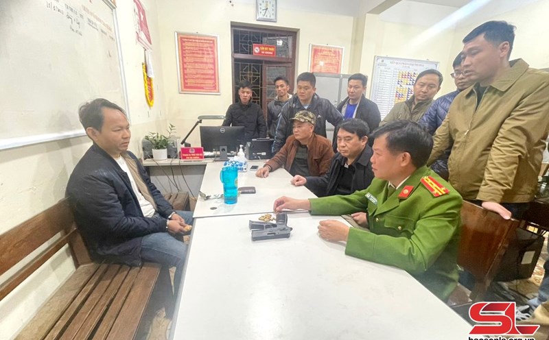 Colonel Tran Thanh Son - Deputy Director of Son La Provincial Police - took statements from drug traffickers. Photo: sonla.gov.vn