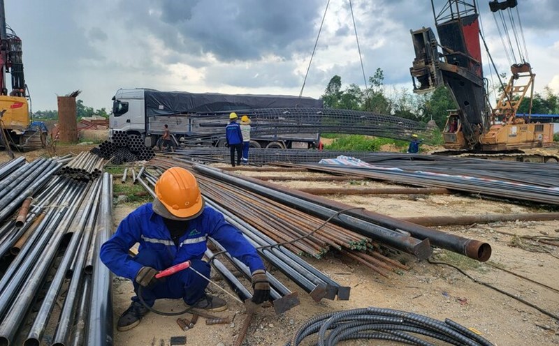 Site clearance for the Hoang Sa - Doc Soi road project in Quang Ngai is very slow. Photo: Vien Nguyen