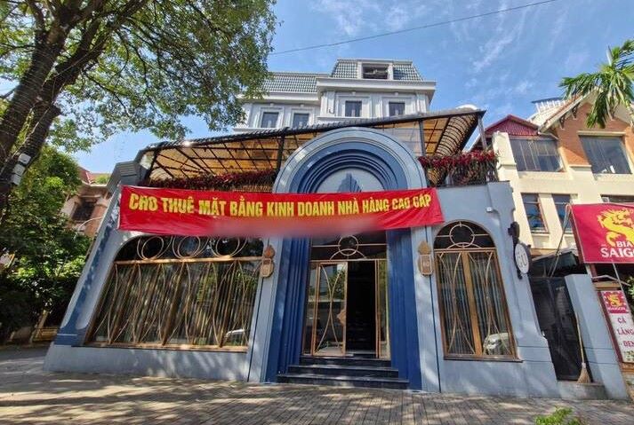  Mặt bằng kinh doanh trên tuyến phố Nguyễn Thị Định (quận Cầu Giấy, Hà Nội) đang treo biển cho thuê ngày đêm. Ảnh: Thu Giang