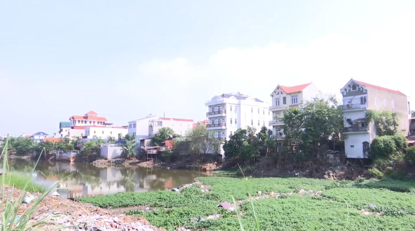 Dọc sông Ngũ Huyện Khê (Bắc Ninh) nhức nhối tình trạng xây dựng lấn chiếm công trình thủy lợi. Ảnh: Vân Trường
