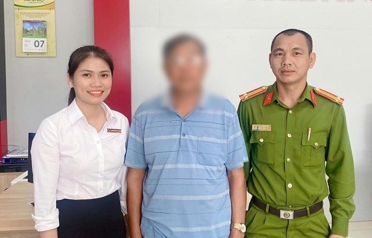Nhân viên ngân hàng Agribank Chi nhánh Đại Hợp và Công an xã Đại Hợp kịp thời ngăn chặn vụ lừa đảo chuyển tiền qua ngân hàng. Ảnh: Công an TP Hải Phòng