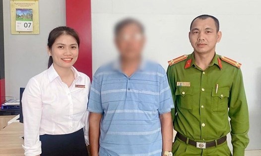 Nhân viên ngân hàng Agribank Chi nhánh Đại Hợp và Công an xã Đại Hợp kịp thời ngăn chặn vụ lừa đảo chuyển tiền qua ngân hàng. Ảnh: Công an TP Hải Phòng