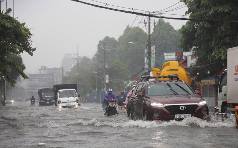 Heavy rain in the South. Photo: Anh Tu