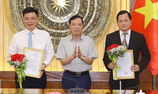 Ông Lại Thế Nguyên - Phó Bí thư Thường trực Tỉnh ủy Thanh Hóa - trao quyết định cho ông Đặng Văn Hiệp (trái) và ông Đỗ Thành Nam. Ảnh: Minh Hiếu