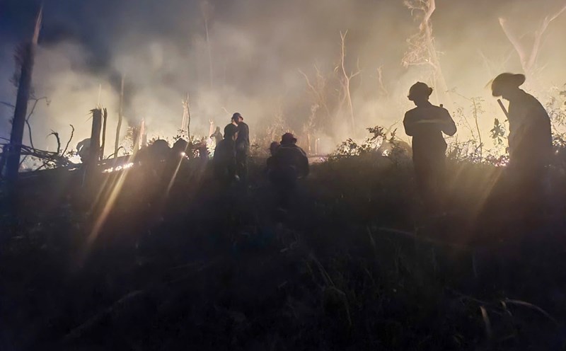 Forces participating in fighting forest fires in areas from zone 5 to zone 7, Hong Ha ward, Ha Long city on the evening of October 4, 2024. Photo: Thanh Tung