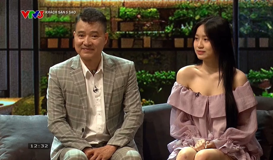 Con gai cua danh thu Hong Son duoc khen xinh xan, co nhieu net giong bo. Anh: Cat tu video