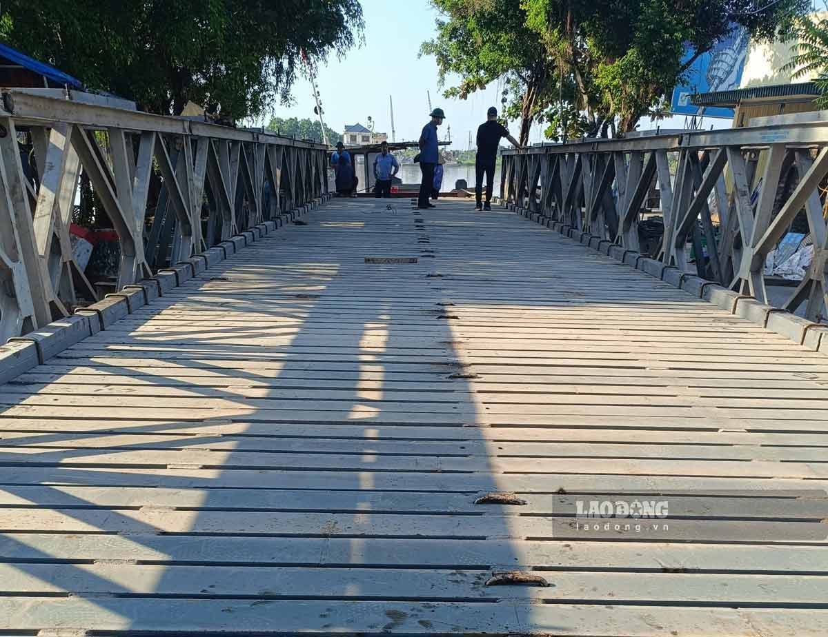 The new bailey beam in Truc Ninh district (Nam Dinh province) is gradually completing installation. Photo: Ha Vi