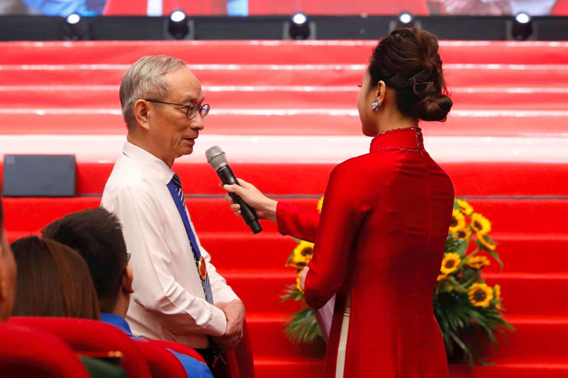 Thầy Nguyễn Xuân Khang - Chủ tịch Hội đồng Trường Marie Curie chia sẻ về lý do nhận nuôi 22 bé ở Làng Nủ. Ảnh: Viết Thành