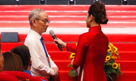 Thầy Nguyễn Xuân Khang - Chủ tịch Hội đồng Trường Marie Curie chia sẻ về lý do nhận nuôi 22 bé ở Làng Nủ. Ảnh: Viết Thành