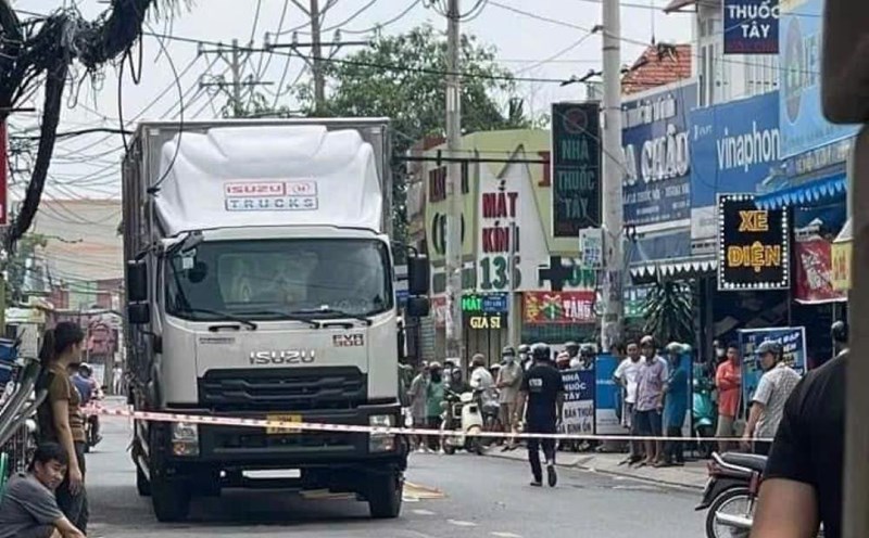 Blocking off the scene of the accident that killed an elderly woman in Ho Chi Minh City. Photo: Dong Hoang
