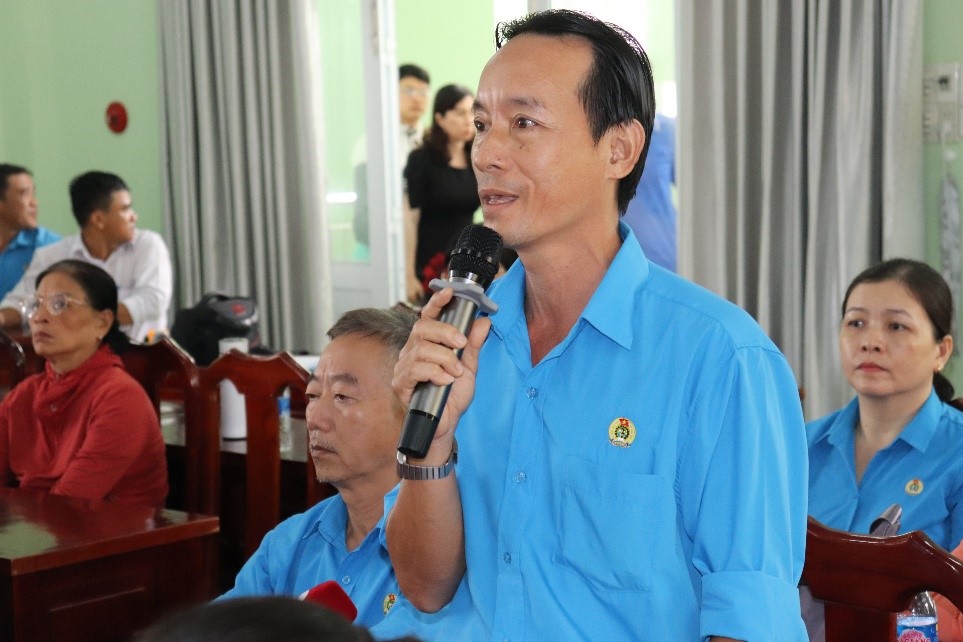 Cử tri là cán bộ công đoàn, đoàn viên, người lao động phát biểu tại buổi tiếp xúc với đại biểu Quốc hội tỉnh Đồng Tháp. Ảnh: Lưu Hùng