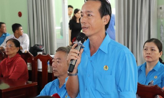 Cử tri là cán bộ công đoàn, đoàn viên, người lao động phát biểu tại buổi tiếp xúc với đại biểu Quốc hội tỉnh Đồng Tháp. Ảnh: Lưu Hùng