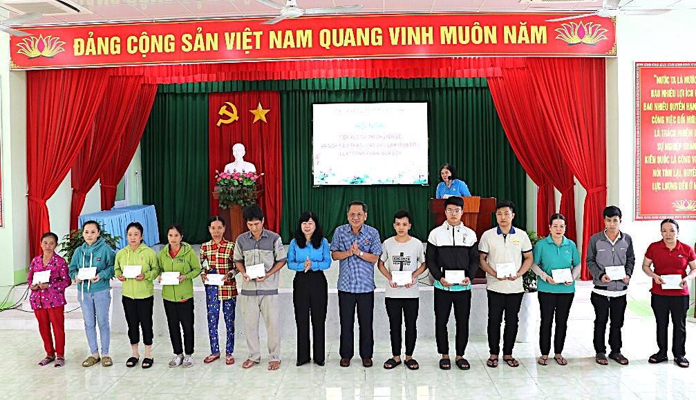 Doan Dai bieu Quoc hoi va lanh dao LDLD tinh Dong Thap tang qua cho doan vien, nguoi lao dong tai buoi tiep xuc cu tri. Anh: Luu Hung