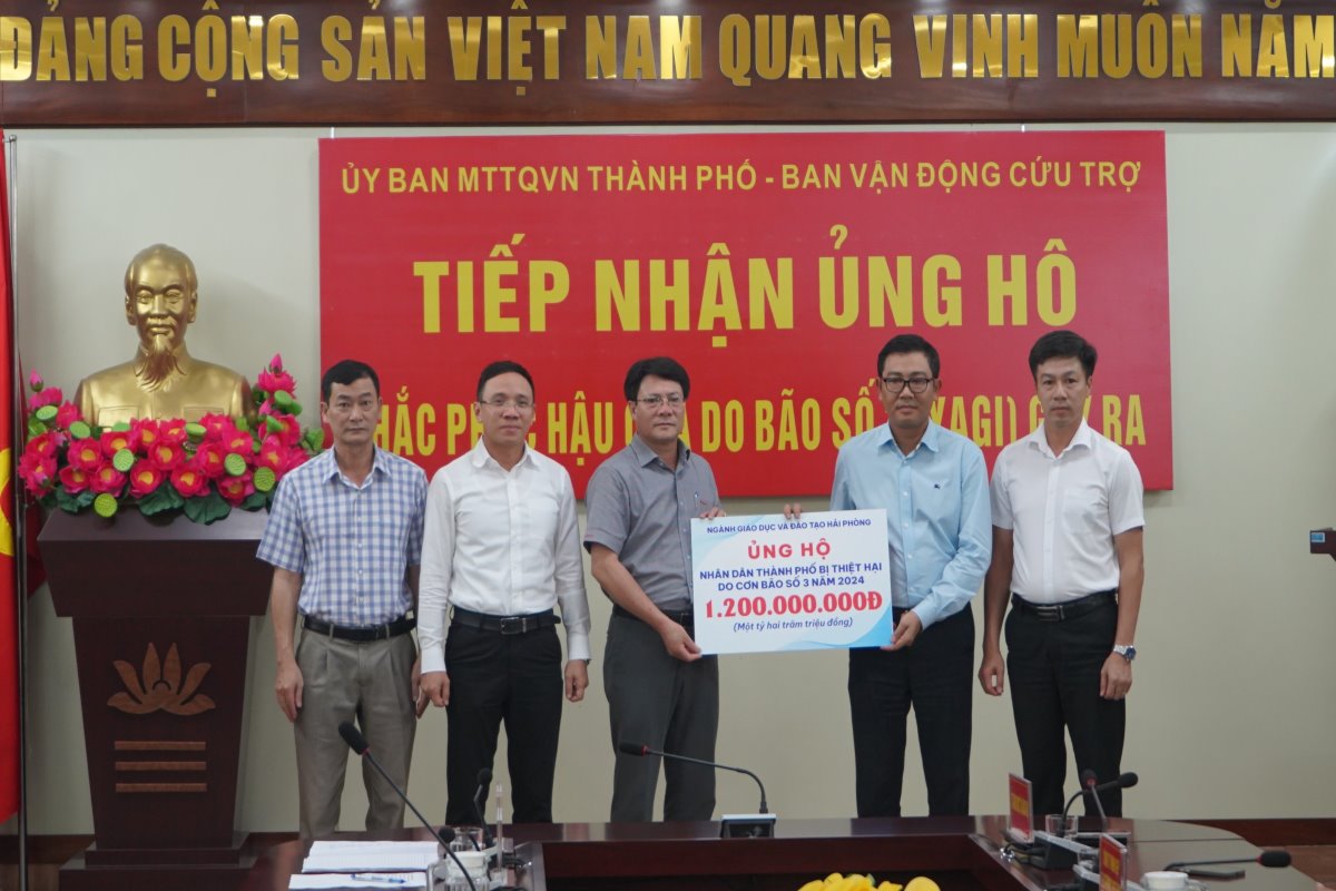 Leaders of the Department of Education and Training of Hai Phong City presented financial support. Photo: Mai Dung