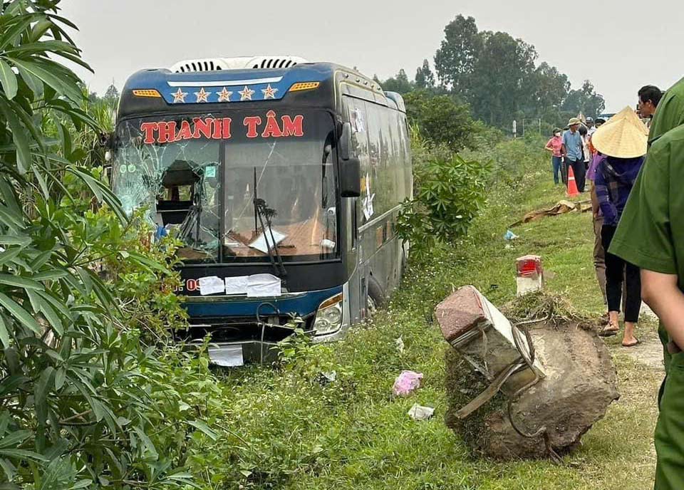 Hiện trường vụ lật xe khách làm 2 người tử vong thương tâm tại Nghệ An. Ảnh: Hải Đăng