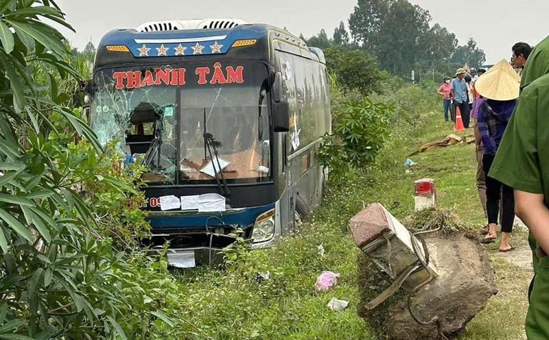 Hiện trường vụ lật xe khách làm 2 người tử vong thương tâm tại Nghệ An. Ảnh: Hải Đăng