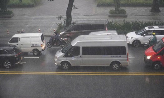 Mưa dông kèm sấm sét diễn ra ở TPHCM. Ảnh: Hạ Mây