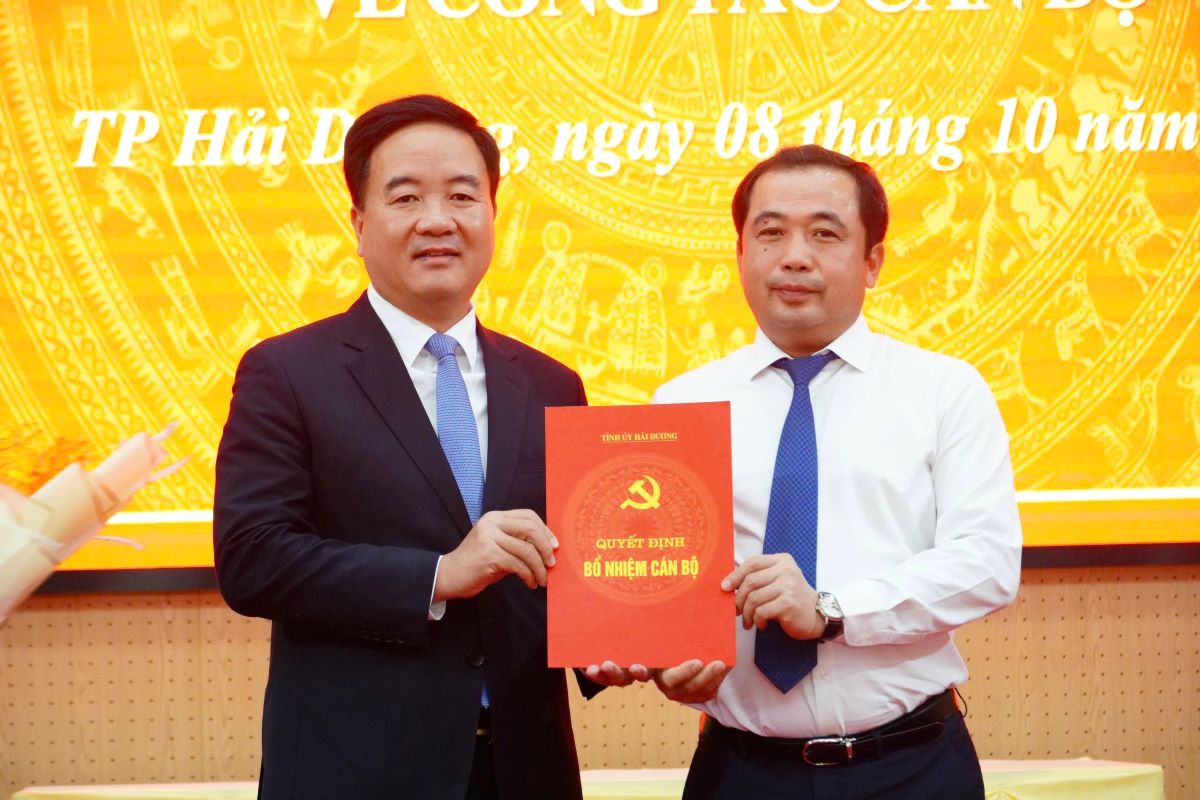 Provincial Party Secretary Tran Duc Thang presents the decision of the Provincial Party Standing Committee to Mr. Nguyen Van Kien. Photo: Hai Duong Provincial Portal
