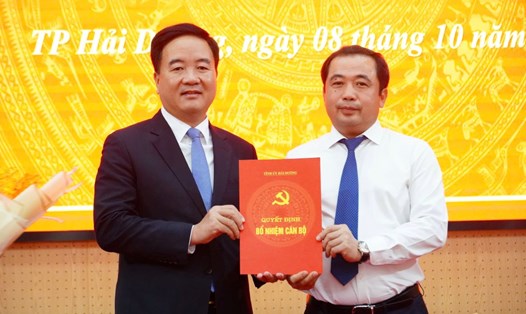 Bí thư Tỉnh ủy Trần Đức Thắng trao quyết định của Ban Thường vụ Tỉnh ủy cho ông Nguyễn Văn Kiên. Ảnh: Cổng TTĐT tỉnh Hải Dương