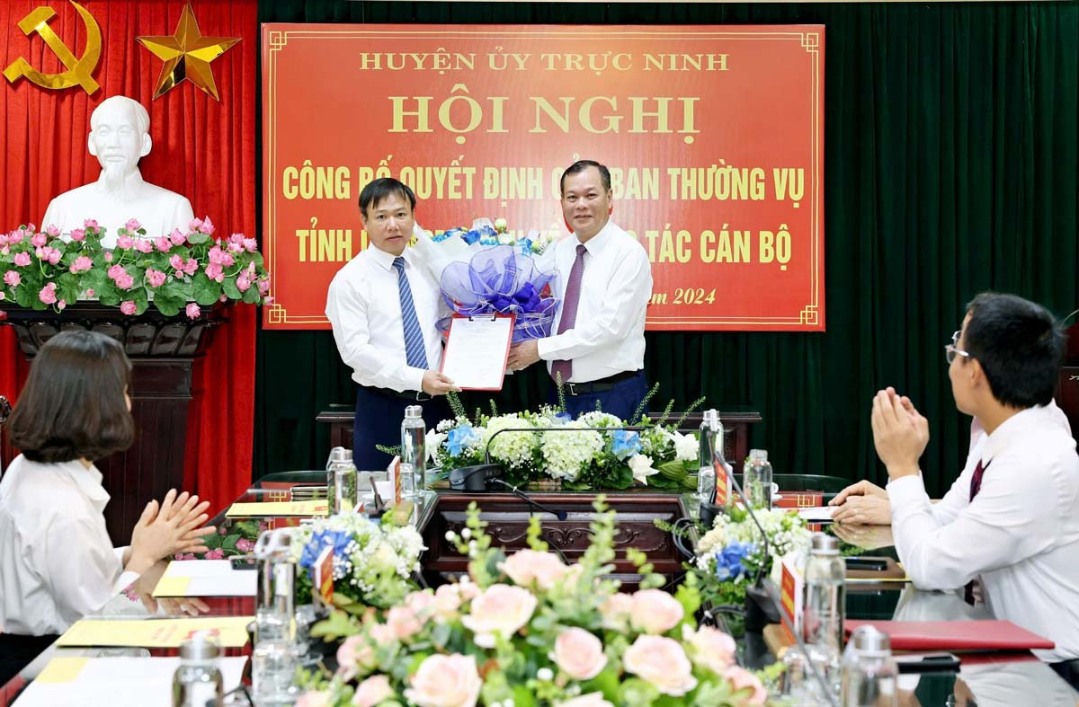 Phó Bí thư Thường trực Tỉnh ủy Nam Định Lê Quốc Chỉnh trao Quyết định và tặng hoa chúc mừng tân Phó Bí thư Huyện ủy Trực Ninh. Ảnh: Vũ Xuân