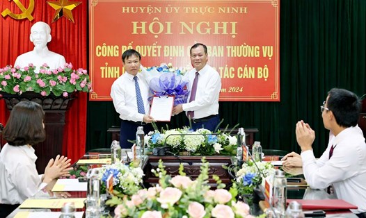 Phó Bí thư Thường trực Tỉnh ủy Nam Định Lê Quốc Chỉnh trao Quyết định và tặng hoa chúc mừng tân Phó Bí thư Huyện ủy Trực Ninh. Ảnh: Vũ Xuân
