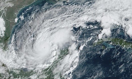 Hình ảnh vệ tinh bão Milton tiến gần Vịnh Tampa. Ảnh: NOAA