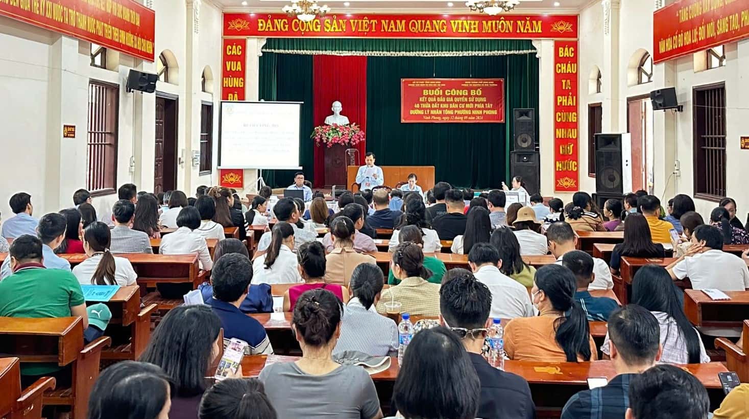 Với hơn 420 bộ hồ sơ tham gia đấu giá 40 thửa đất ở tại khu dân cư mới phía Tây đường Lý Nhân Tông (phường Ninh Phong, thành phố Ninh Bình), cho thấy thị trường bất động sản tại Ninh Bình đã sôi động trở lại. Ảnh: Nguyễn Trường