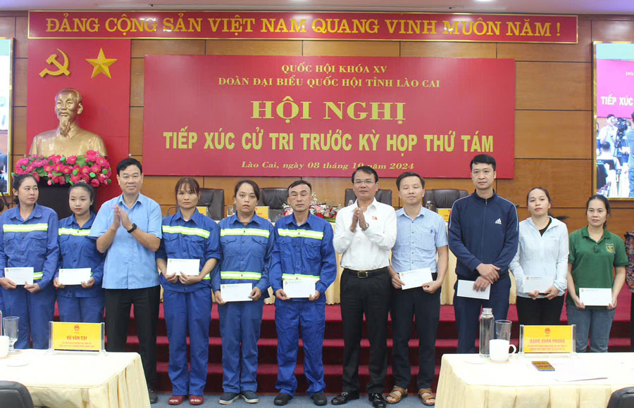 Doan DBQH tinh Lao Cai trao qua dong vien cong nhan, lao dong co hoan canh kho khan va bi thiet hai nang do anh huong cua mua bao. Anh: Kim Tuyen