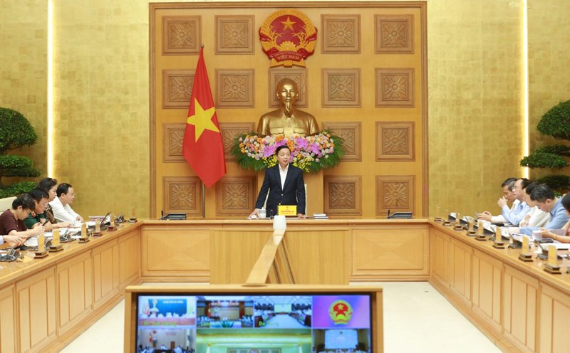 Deputy Prime Minister Tran Hong Ha requested clarification of responsibilities in the delay in issuing decisions on three real estate laws, including the Land Law. Photo: Minh Khoi