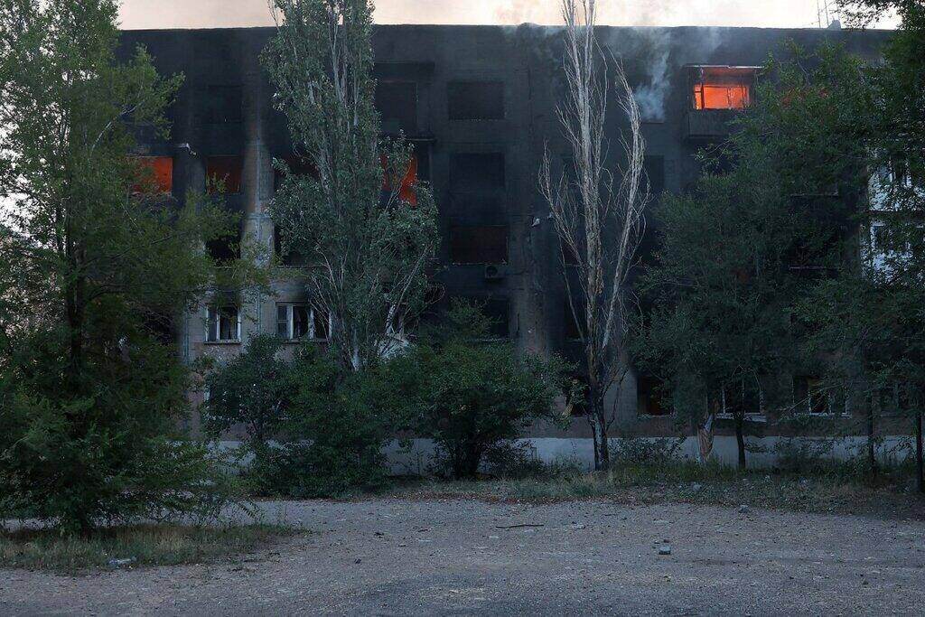 An apartment building burns after shelling in Toretsk, Donetsk region, Ukraine on July 29, 2024. Illustration photo: AFP
