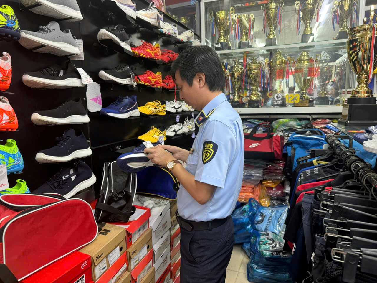 Cục Quản lý thị trường thành phố Hải Phòng đã kiểm tra 5 cơ sở kinh doanh hàng hóa trên môi trường mạng. Ảnh: Cục Quản lý thị trường Hải Phòng