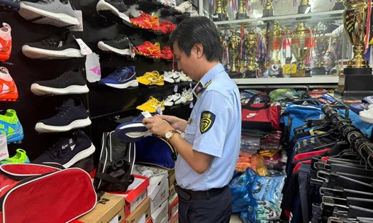 Cục Quản lý thị trường thành phố Hải Phòng đã kiểm tra 5 cơ sở kinh doanh hàng hóa trên môi trường mạng. Ảnh: Cục Quản lý thị trường Hải Phòng