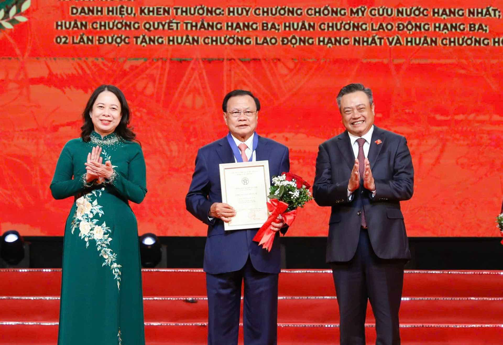 Vice President Vo Thi Anh Xuan and Chairman of Hanoi People's Committee Tran Sy Thanh presented the title "Outstanding Citizen of the Capital" to Mr. Pham Quang Nghi - former Politburo member and former Secretary of Hanoi Party Committee. Photo: Viet Thanh
